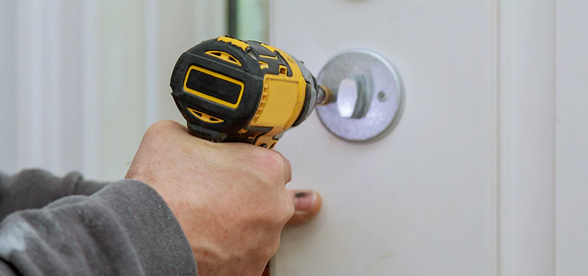 Street Locksmith For Smart Lock Repair in Pembroke Pines, FL